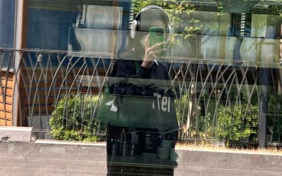 문가영, 톱스타여도 헤드셋 끼고 길거리 활보…털털·청초하네[TEN★]