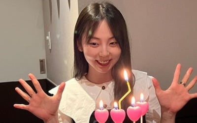 안소희, 동글동글한 볼살 여전해…하트 초 앞에서 생일 자축[TEN★]