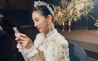 수지, 결혼식 비하인드 공개 "무거운 드레스"…넷째 손가락에 반짝이는 반지 [TEN★]