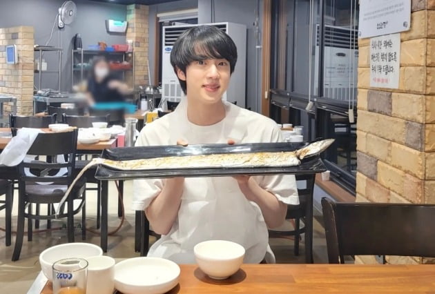 방탄소년단 진, 상의 탈의 후 흰 티 한 장으로 꽁꽁 싸맸네…눈부신 월와핸[TEN★]