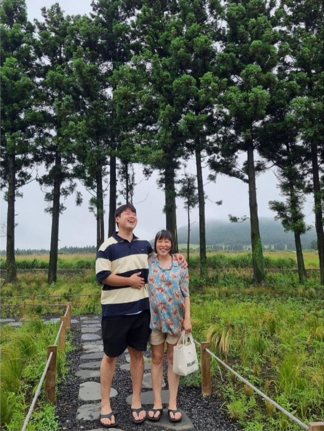  김영희, ♥10살 연하와 태교여행…'배 볼록'도 닮은 부부 "몸 힘들어도 붙어있으면 웃어"[TEN★]