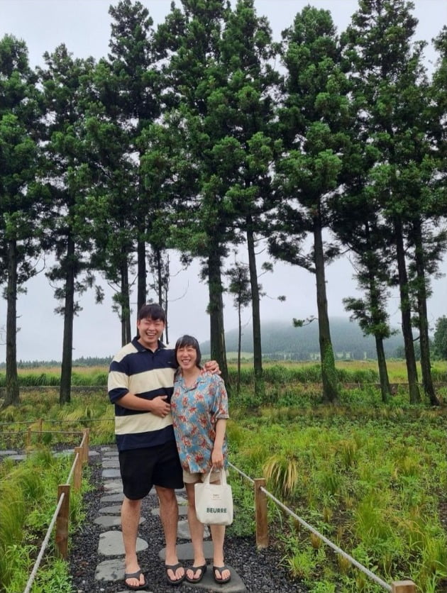  김영희, ♥10살 연하와 태교여행…'배 볼록'도 닮은 부부 "몸 힘들어도 붙어있으면 웃어"[TEN★]