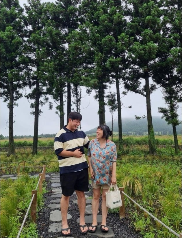  김영희, ♥10살 연하와 태교여행…'배 볼록'도 닮은 부부 "몸 힘들어도 붙어있으면 웃어"[TEN★]