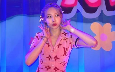 트와이스 나연, 샤워 가운 입은거야?…솔로 나오더니 과감한 노출[TEN★]