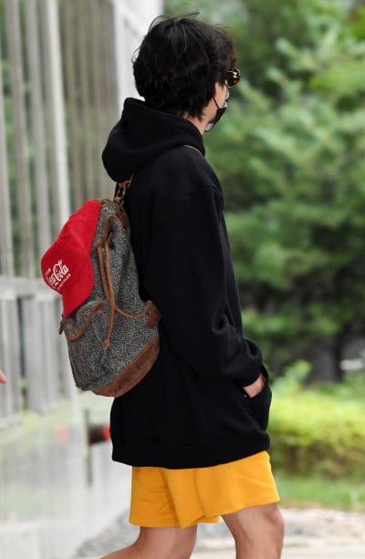 [TEN 포토] 방탄소년단 뷔 '불러봤지만...'