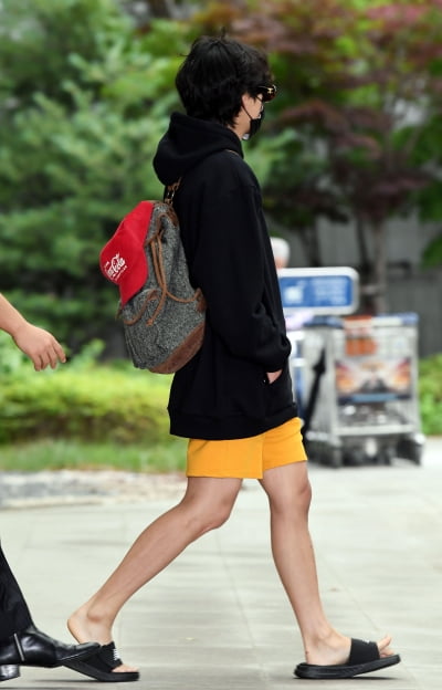 [TEN 포토] 방탄소년단 뷔 '시원한 반바지와 슬리퍼'