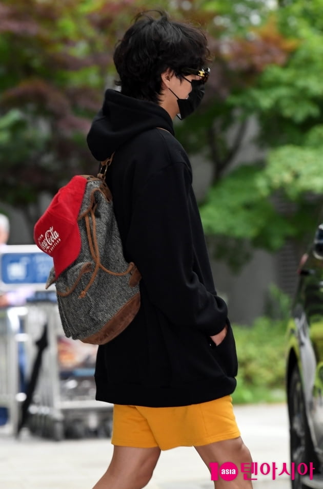 [TEN 포토] 방탄소년단 뷔 '신비주의 공항패션'