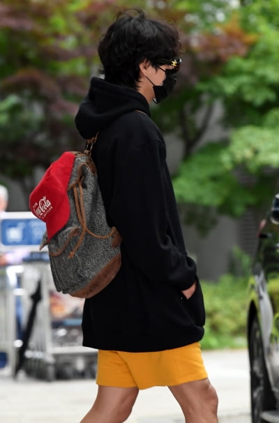 [TEN 포토] 방탄소년단 뷔 '신비주의 공항패션'