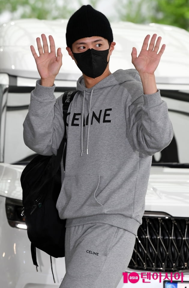 [TEN 포토] 박보검 '귀여운 양손인사'