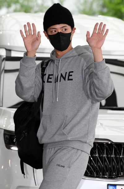 [TEN 포토] 박보검 '귀여운 양손인사'