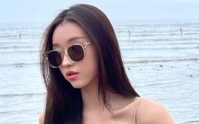 오마이걸 유아, 쇄골에 바닷물 넣어도 될듯…모델도 부러워하겠어[TEN★]