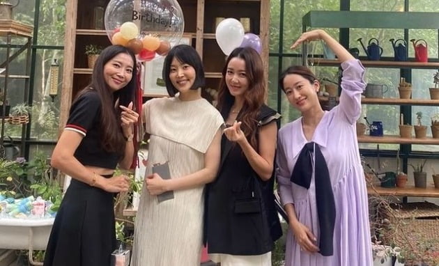 '검사♥' 한지혜, 딸 돌잔치서 영화 찍어도 될 듯…자리 빛낸 여배우들[TEN★]