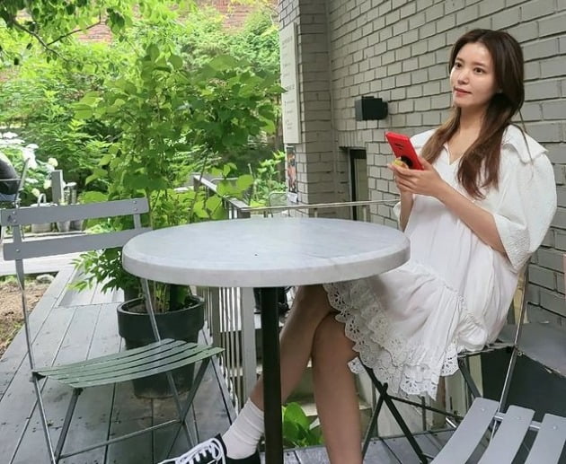 '백윤식 며느리' 정시아, 명품 P사 운동화 신고 빗 속 힐링 타임[TEN★]