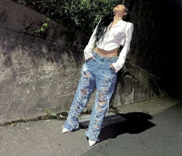 화사, 크롭 셔츠+찢어진 청바지…옷을 입은거야? 모델 뺨치는 소화력[TEN★]