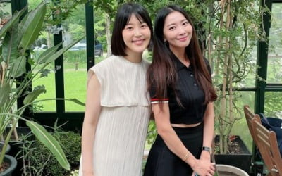 오윤아, 절친 한지혜 딸 '돌잔치'서 무한 축하…이민정도 "벌써 돌이라니"[TEN★]