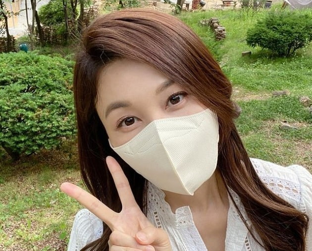 '사업가♥' 김하늘, 45세 맞아? 마스크로 가려도 청순+우아함 숨길 수 없네[TEN★]