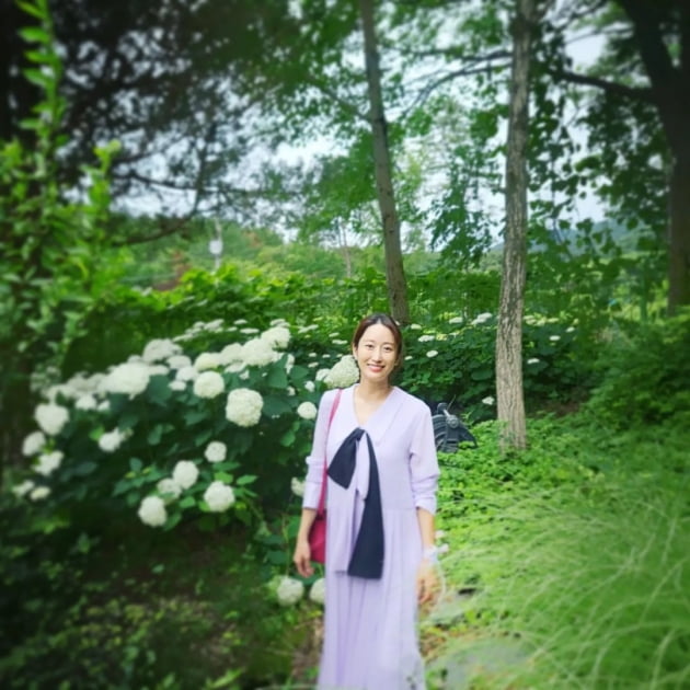 '치과의사♥' 전혜빈, 만삭 D라인 부여잡고 참석한 '한지혜 딸 돌잔치'…"꽃 구경"[TEN★]