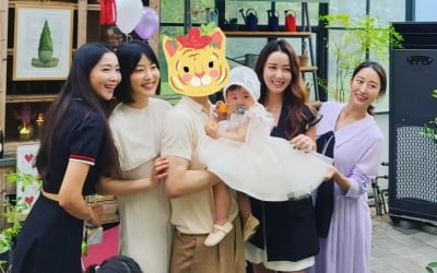 '치과의사♥' 전혜빈, 만삭 D라인 부여잡고 참석한 '한지혜 딸 돌잔치'…"꽃 구경"[TEN★]
