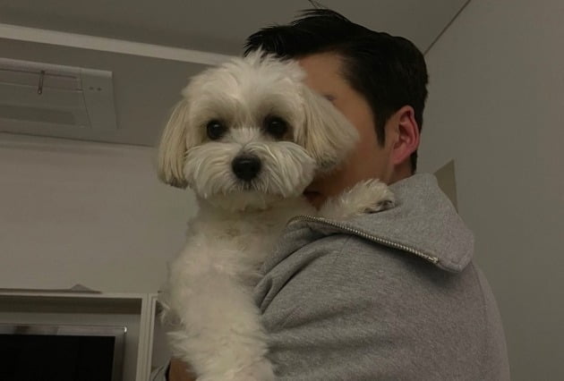 '5살 연하 CEO♥' 윤계상, 반려견 감사 품에 꼭 안고…든든한 아빠[TEN★]