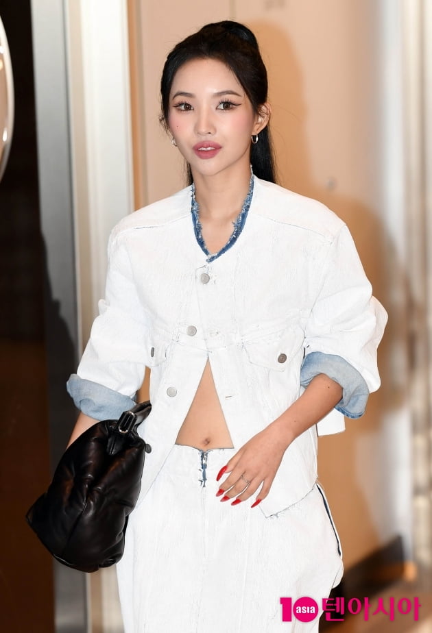 [TEN 포토] (여자)아이들 소연 '상의 단추 하나만....'