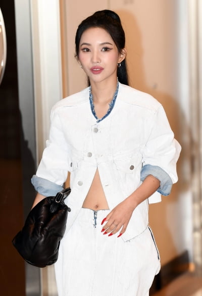 [TEN 포토] (여자)아이들 소연 '상의 단추 하나만....'