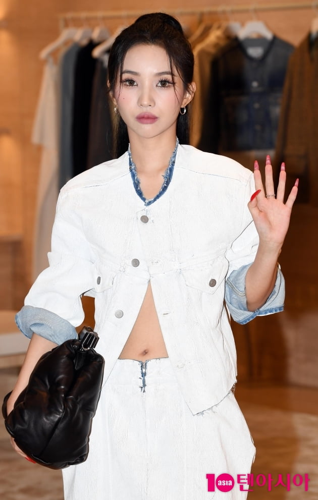 [TEN 포토] (여자)아이들 소연 '손 인사하는 인형'