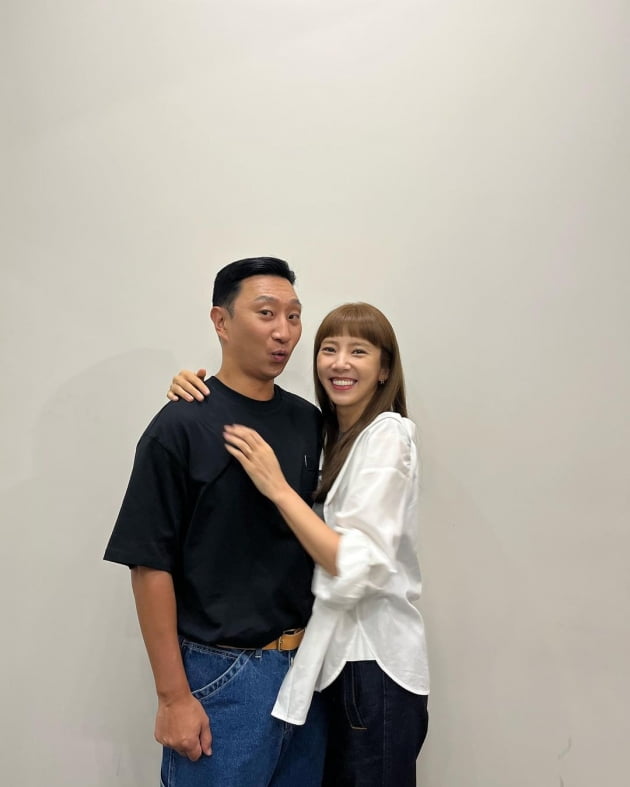 "오늘도 힘내자" 손담비, ♥이규혁에 매미처럼 밀착 포옹 [TEN★]