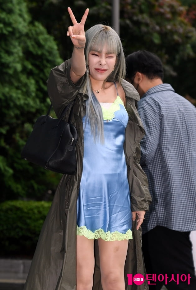 [TEN 포토] 헤이즈 ''이별 담당 가수' 힘찬 브이'