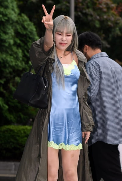 [TEN 포토] 헤이즈 ''이별 담당 가수' 힘찬 브이'