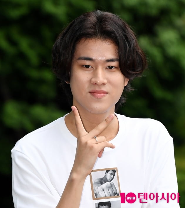 [TEN 포토] 이무진 '브이는 멋지게~'