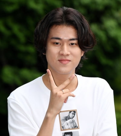 [TEN 포토] 이무진 '브이는 멋지게~'