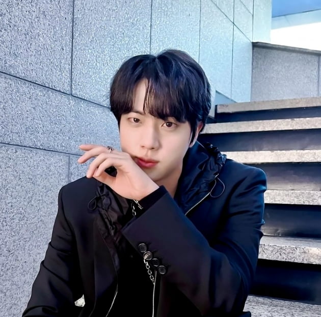 방탄소년단 진, 인스타 팔로워 3700만 돌파! '비주얼 맛집'