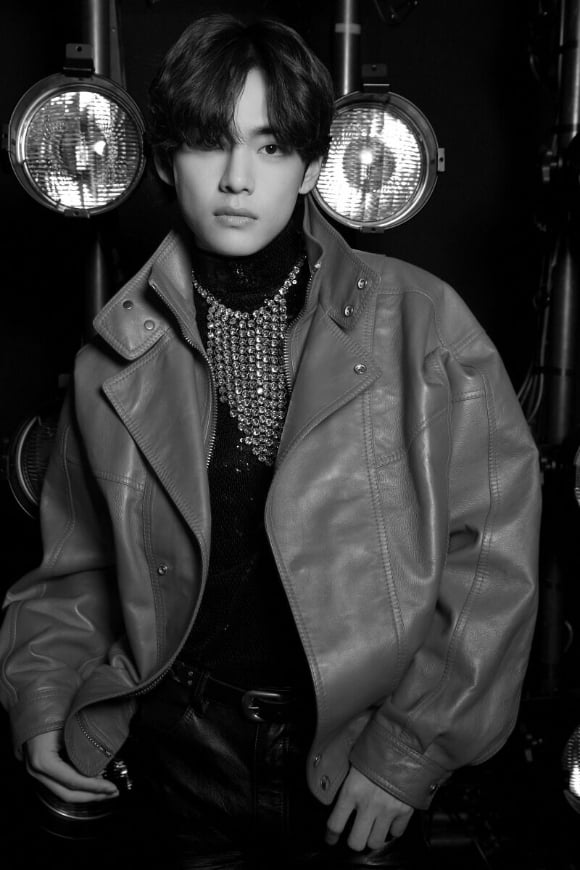 방탄소년단 뷔,파리의 "메가스타" 흑백필터 속 빛난 아름다움 