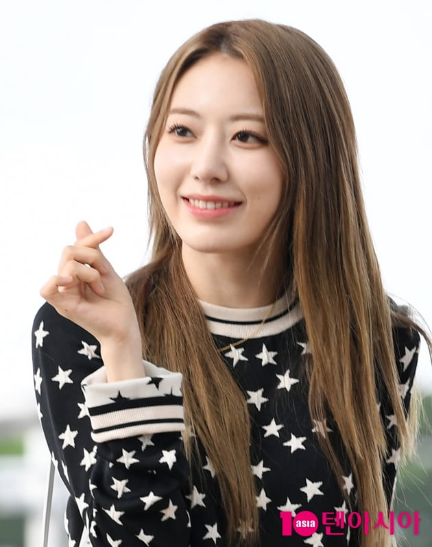 [TEN 포토] 르세라핌 사쿠라 '하트도 청순하게'