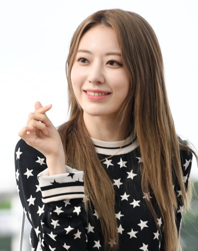 [TEN 포토] 르세라핌 사쿠라 '하트도 청순하게'