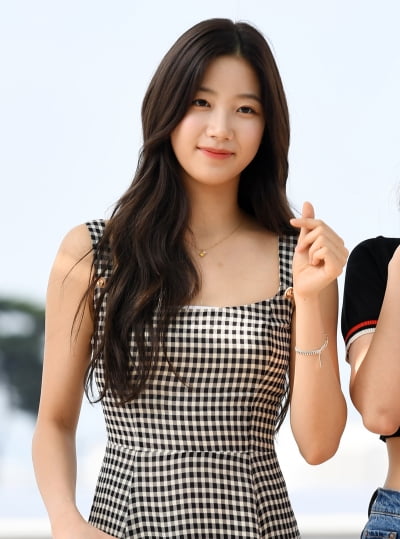 [TEN 포토] 르세라핌 카즈하 '인형이랑 붕어빵'