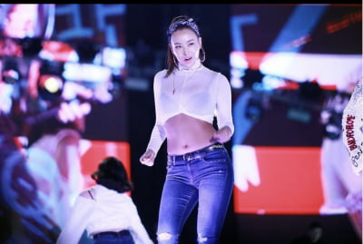 배윤정, 뱃살 있어도 당당…속옷 비치는 크롭 톱+청바지 패션 [TEN★]