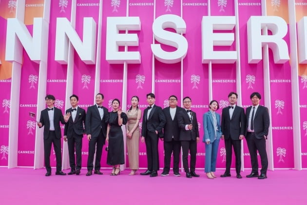칸 시리즈 핑크카펫에 참석한 이길(이과장 역), 김경민(백진상 역), 강성훈(정필돈 역), 진아진(이예영 역), 김태영(이미나 역), 남현우(조충범 역), 이태동(디테일스튜디오 대표), 박재한(빠니보틀), 김윤의 작가, 서주완 감독, 왓챠 박태훈 대표. / 사진제공=왓챠