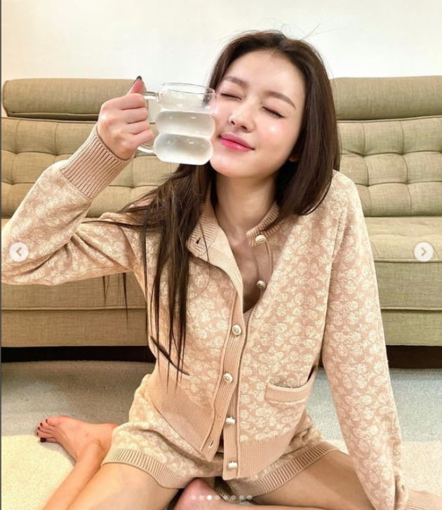 오마이걸 유아, 얼굴이 얼마나 작으면 컵으로 가려지나...행복바이러스[TEN★]