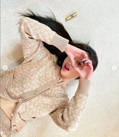 오마이걸 유아, 얼굴이 얼마나 작으면 컵으로 가려지나...행복바이러스[TEN★]