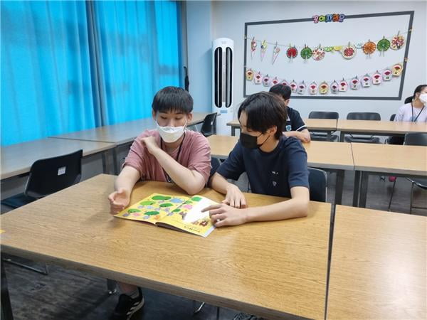 가수 Colin(콜린), 장애인교육시설에서 봉사활동