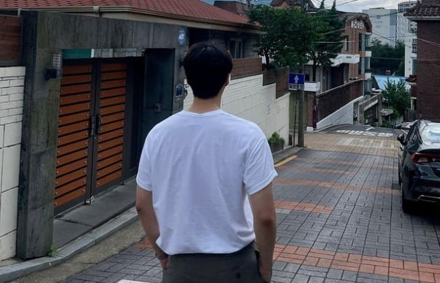 김선호, 흰 티셔츠 한 장 입었을 뿐인데…태평양 같은 어깨+등판 자랑[TEN★]