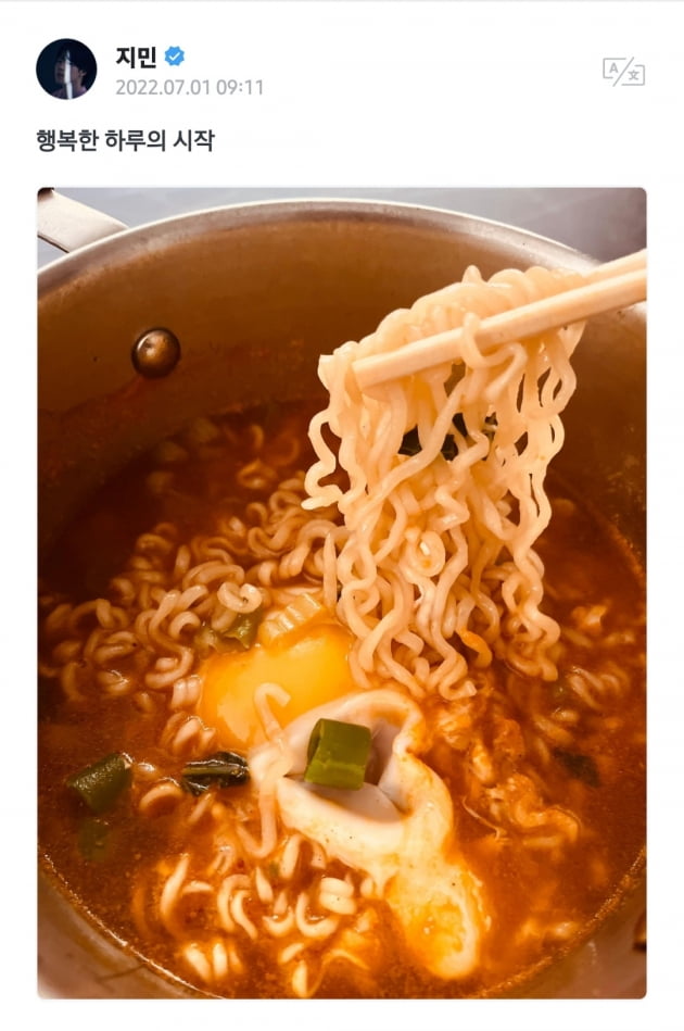 방탄소년단 지민, 때아닌 라면 인증 사진 대란...훈남 셀카에 행복한 불금♥️
