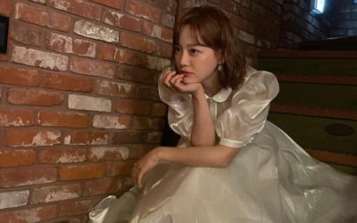 김세정, 5세 옷 입었나?…유아틱한 드레스 입고 다소곳[TEN★]