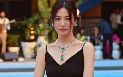 송혜교, 파리 접수한 '극강' 여신美…목 휘감은 '휘황찬란' 목걸이 눈길 [TEN★]