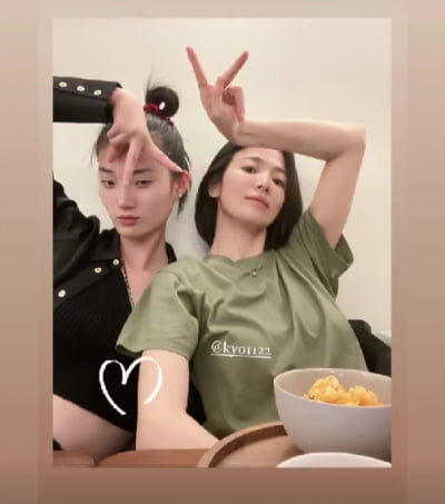 송혜교, 20대 모델과도 기죽지 않는 동안 미모...수수한 화장에도 빛나네[TEN★]