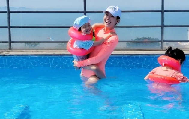 '백종원♥' 소유진, 형광주황 수영복 입고 고급 펜션에서 여름 휴가 "happy weekend" [TEN★]