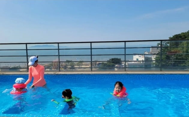 '백종원♥' 소유진, 형광주황 수영복 입고 고급 펜션에서 여름 휴가 "happy weekend" [TEN★]