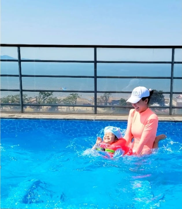 '백종원♥' 소유진, 형광주황 수영복 입고 고급 펜션에서 여름 휴가 "happy weekend" [TEN★]
