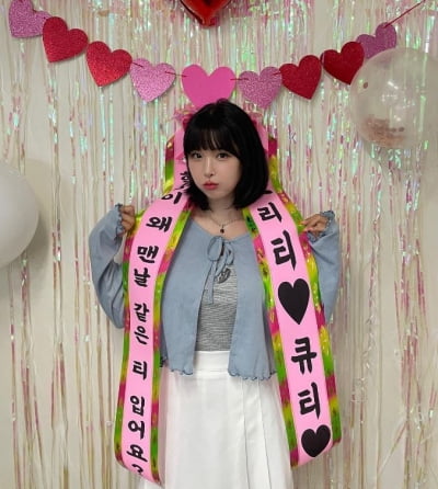 '절친' 딘딘 때렸던 조현영, 프리티♥ 리본 두르고 볼 빵빵 포즈  [TEN★]